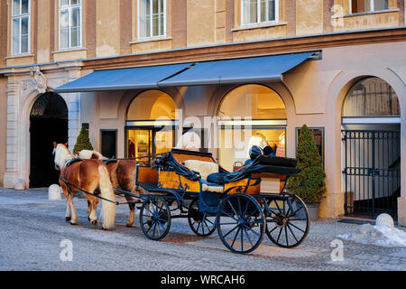 Fiaker à cheval sur la neige avec la rue de l'Autriche à Salzbourg Banque D'Images