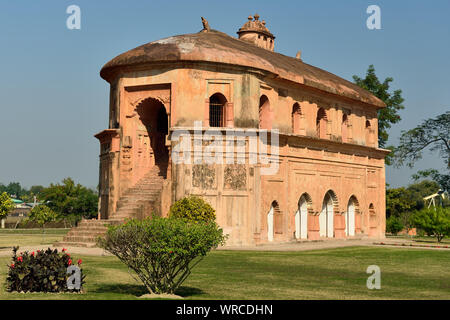 Le rang Ghar le Royal Pavilion sports où les rois et les nobles du ont été spectateurs lors des jeux situé à fermer la ville Sivasagar, Assam en Inde Banque D'Images