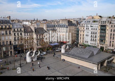 PARIS, FRANCE - 19 mars 2014 : belle vue de Paris (Basilique du Sacré-Cœur à l'arrière-plan) prises du Centre Pompidou dans le quartier Beaubourg. Banque D'Images