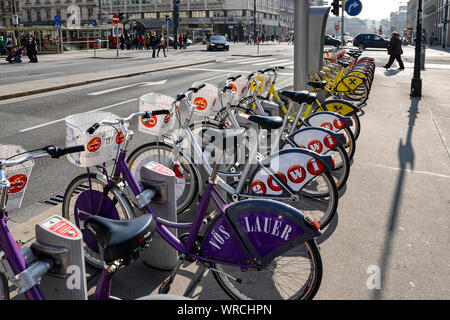 Vienne, AUTRICHE - mars 8,2014 : Location-sharing station CityBike (Wien) est un projet novateur et respectueux de l'environnement, les transports publics de Vienne. Banque D'Images