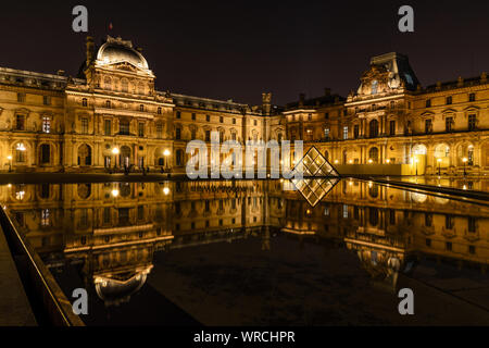 PARIS, FRANCE - Le 3 décembre 2013 : vue de la nuit du Louvre reflétée sur l'eau d'un bassin. Banque D'Images