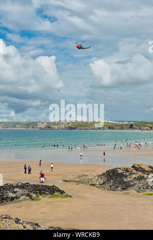 Recherche et de sauvetage par hélicoptère survolant Plage de Towan. Newquay, Cornwall, England, UK Banque D'Images