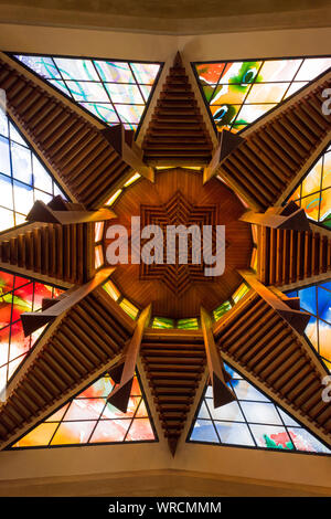 Sheffield, UK - 14 juin 2017 : La tour lanterne vitraux au plafond ou un puits de fenêtre à Sheffield Cathedral Church of St Peter and St Paul Banque D'Images