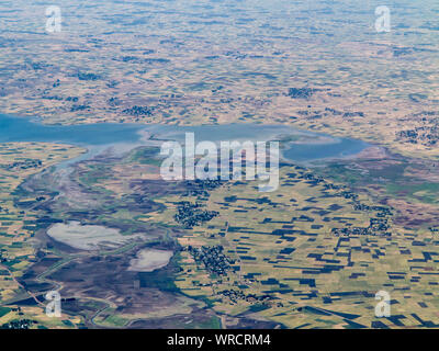 Vue aérienne de haute de fermes et le lac en Ethiopie entre Addis-Abeba et d'Arba Minch. Banque D'Images