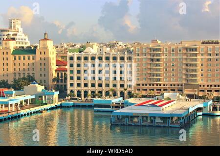 Matin vue du port de San Juan, qui est aussi la capitale de Porto Rico. Photo prise d'un navire de croisière amarré nouvellement arrivés au port. Banque D'Images