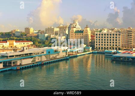 Matin vue du port de San Juan, qui est aussi la capitale de Porto Rico. Photo prise d'un navire de croisière amarré nouvellement arrivés au port. Banque D'Images