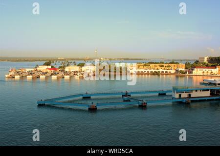 Matin vue du port de San Juan, qui est aussi la capitale de Porto Rico. Photo prise d'un navire de croisière amarré nouvellement arrivés au port. Banque D'Images