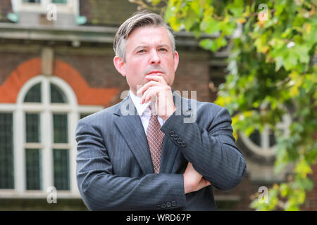 Westminster, Londres, Royaume-Uni. 10 septembre 2019. Jonathan Ashworth, député, Secrétaire de la Santé fantôme du Parti travailliste. Pour la Journée mondiale de la prévention du suicide et la Journée de la santé mentale le 10 septembre 2019, les militants des campagnes de santé protestent ensemble à l'extérieur du Parlement avec une bannière « Stop the suicide Crisis - 200 Kids Lost each year » et une main émouvante des notes écrites des contributeurs sur le sujet, avec une paire de chaussures pour chaque personne. Credit: Imagetraceur/Alamy Live News Banque D'Images