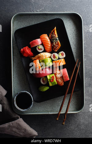 Passage libre de variété de sushis et rouleaux servi sur une assiette. Crevettes, unagi, crabe, saumon et thon Banque D'Images