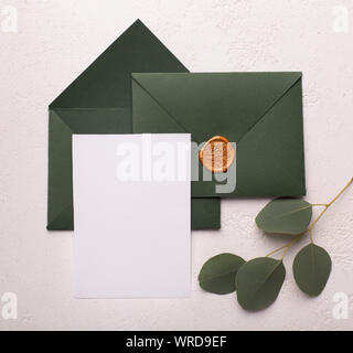 Enveloppes d'artisanat avec carte postale vide pour texte d'invitation sur blanc Banque D'Images