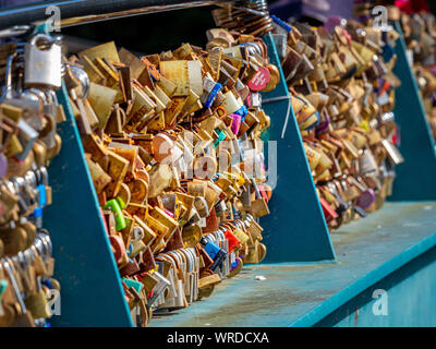 Weir bridge couvert de 'love locks', sur la rivière Wye de Bakewell, une ville et une paroisse civile dans le district de Derbyshire Dales Derbyshire, Royaume-Uni Banque D'Images