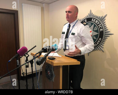 Le chef de police adjoint Mark Hamilton du Service de police de l'Irlande des réunions de presse concernant la découverte d'un obus de mortier dans la ville frontière Strabane Tyrone en coopération. L'appareil a été retrouvé par un passant et a été attribuée à un groupe républicain dissident de l'IRA la nouvelle. Banque D'Images