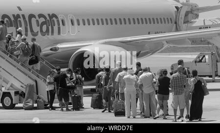 Punta Cana, province de la Altagracia, République dominicaine - 07 juillet 2013 : passagers attendant sur le tarmac à bord d'un avion. Banque D'Images