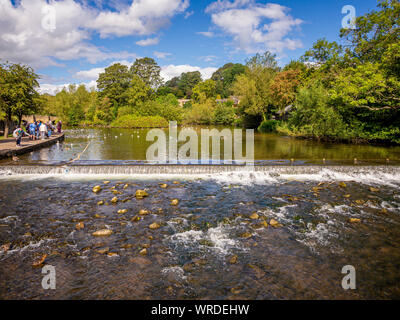 Weir dans la rivière Wye de Bakewell, Derbyshire Dales district de Derbyshire, Royaume-Uni. Banque D'Images