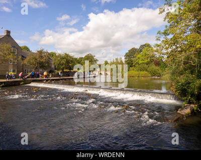 Weir dans la rivière Wye de Bakewell, Derbyshire Dales district de Derbyshire, Royaume-Uni. Banque D'Images