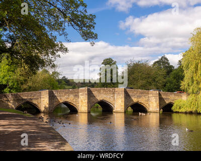 Pont Bakewell, une pont de pierre sur la rivière Wye de Bakewell, Derbyshire Dales district de Derbyshire, Royaume-Uni. Banque D'Images