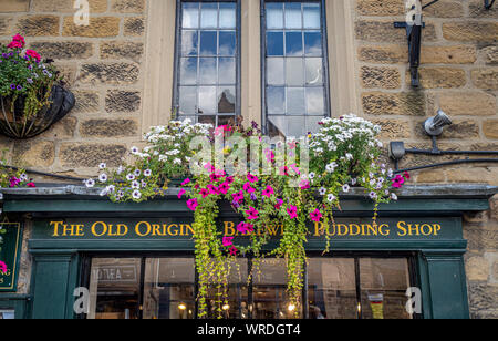 Le vieux pudding bakewell original boutique, Bakewell, une ville et une paroisse civile dans le district de Derbyshire Dales Derbyshire, Royaume-Uni. Banque D'Images