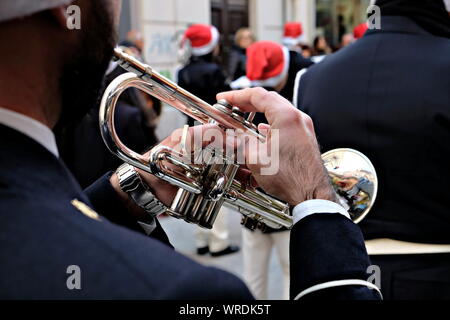 Groupe de musique municipale exposition avec des chansons de Noël, gros plan sur un cygne trompette Banque D'Images