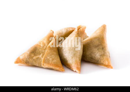 Samsa ou samossas à la viande et légumes frais isolé sur fond blanc. La nourriture traditionnelle indienne Banque D'Images