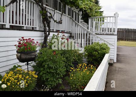 Vancouver, WA USA - 14 juin 2019 : le maintien des normes britanniques le facteur principal en résidence est toujours décorée de fleurs. Banque D'Images