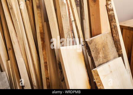 Pile de bois avec panneaux en bois pour un traitement supplémentaire dans l'atelier en bois massif menuiserie Banque D'Images