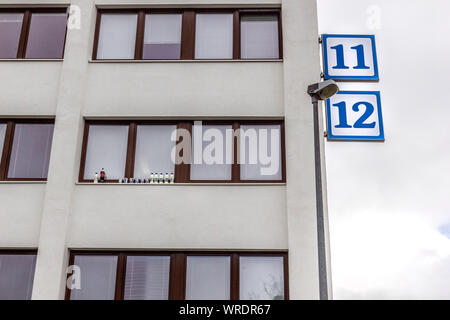 Dortoir de Strahov - garder des boissons froid dehors sur le rebord de la fenêtre. Logement étudiant à proximité du célèbre stade de Strahov, Prague, République Tchèque Banque D'Images