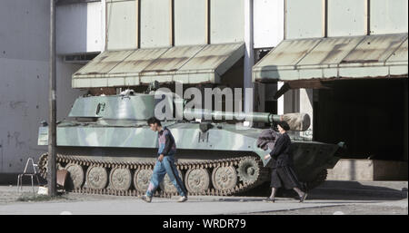 25 mai 1993 pendant le siège de Sarajevo : une armée de l'armée bosniaque) (2S1 Gvozdika de fabrication soviétique, un 122 mm l'obusier automoteur, garé dans la zone Aneks, dans l'ouest de la ville. Banque D'Images