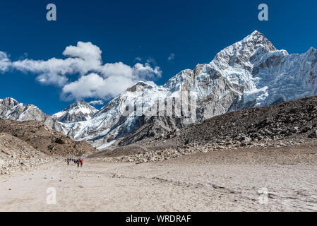 La randonnée à travers une vallée dans les montagnes de l'Himalaya du Népal Banque D'Images