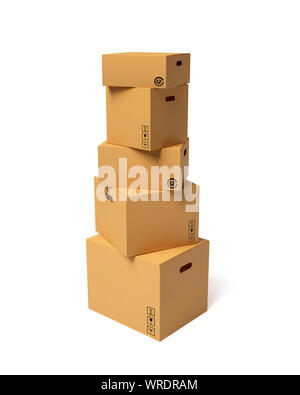 Pile de cinq boîtes de carton vides de différentes tailles, fermé sur un fond blanc Banque D'Images