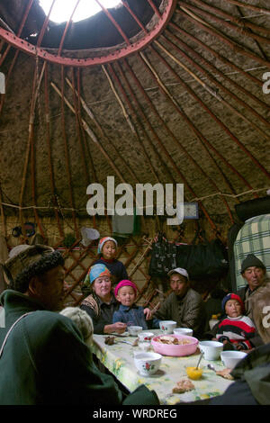 À l'intérieur de la maison du berger Kirghiz - yourte (tente) de Nomad. Banque D'Images