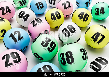 Boules de loterie, boules numérotées de loterie ou de bingo sur fond blanc Banque D'Images