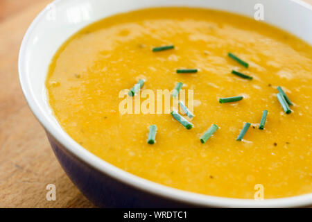 Bol de soupe de légumes frais de ciboulette Banque D'Images