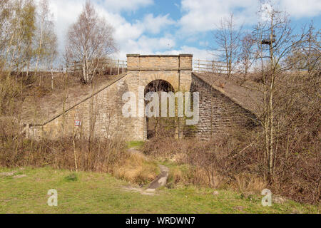 Avis de pierre pont de chemin de fer dans la région de Walton Colliery Nature Park Banque D'Images