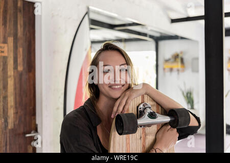 Jeune femme avec skateboard Banque D'Images