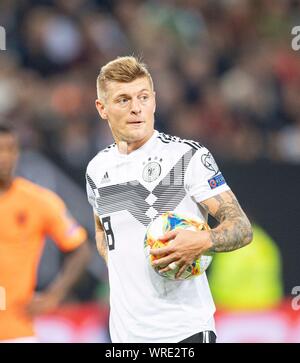 Hamburg, Deutschland. 06Th Jan, 2016. Toni Kroos (GER) avec Ball, football Laenderspiel, championnat d'Allemagne, de qualification (GER) - Pays-Bas (NED) 2 : 4, le 06.09.2019 à Hambourg/Allemagne. ¬ | Conditions de crédit dans le monde entier : dpa/Alamy Live News Banque D'Images