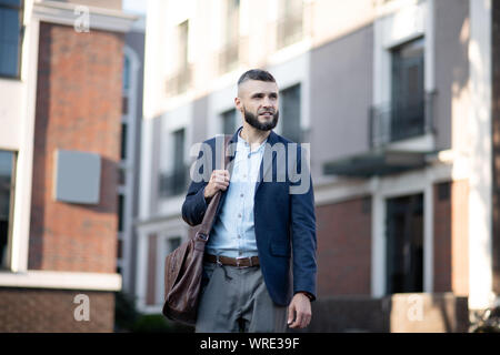 Sac à main en cuir marron avec l'homme à l'office de marche Banque D'Images