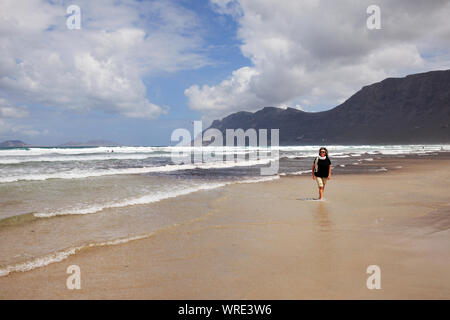 La plage de Famara. Lanzarote, îles Canaries. Espagne Banque D'Images