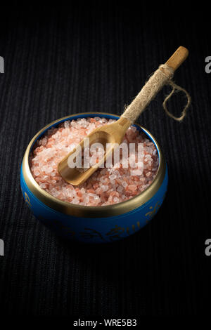 Sel de l'himalaya dans un bol tibétain. Banque D'Images