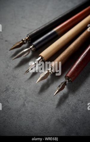 Stylos plume sur une table Banque D'Images