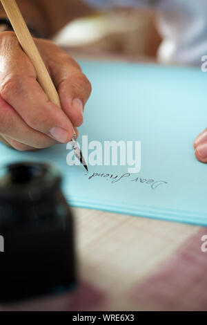 Man écrit une lettre à un ami. Banque D'Images