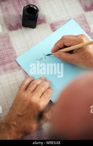 Man écrit une lettre à un ami. Banque D'Images
