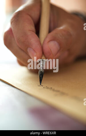 Man écrit une lettre d'amour. Banque D'Images
