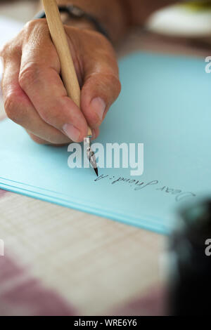 Man écrit une lettre à un ami. Banque D'Images
