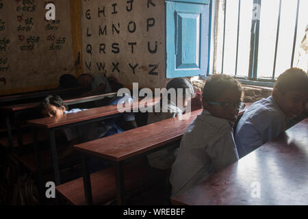 Les petits enfants à l'intérieur de leur salle de classe tribal d'une école de village Banque D'Images