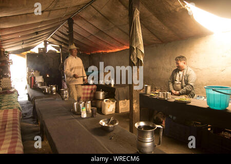 Le seul restaurant à Chatru village, l'Himachal Pradesh Banque D'Images