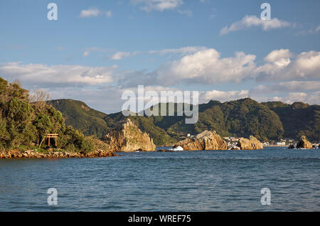 Hashigui-iwa rocks avec le torii de Temple shintoïste dédié à la déesse Benten. Kushimoto La préfecture de Wakayama. Honshu. Le Japon Banque D'Images