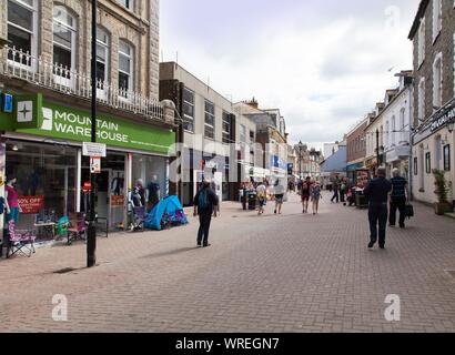 Voir dans la rue Bank, le centre-ville de Newquay, Cornwall UK.Mountain Warehouse shop et Natwest bank. Banque D'Images