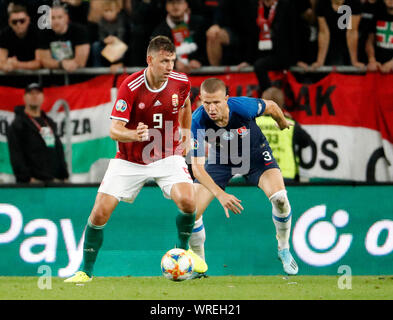 BUDAPEST, HONGRIE - 9 SEPTEMBRE : (l-r) Adam Szalai de Hongrie est en concurrence pour le bal avec Denis Vavro de la Slovaquie au cours de l'UEFA EURO 2020 groupe e match de qualification entre la Hongrie et la Slovaquie à Groupama Arena le 9 septembre 2019 à Budapest, Hongrie. Banque D'Images