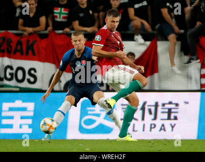 BUDAPEST, HONGRIE - 9 SEPTEMBRE : (l-r) Denis Vavro de Slovaquie est en concurrence pour le bal avec Adam Szalai de Hongrie au cours de l'UEFA EURO 2020 groupe e match de qualification entre la Hongrie et la Slovaquie à Groupama Arena le 9 septembre 2019 à Budapest, Hongrie. Banque D'Images