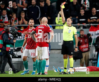 BUDAPEST, HONGRIE - 9 SEPTEMBRE : Arbitre Antonio Mateu Lahoz (r) montre la carte rouge de Botond Barath de Hongrie # 5 suivant à Filip Holender de Hongrie # 23 au cours de l'UEFA EURO 2020 groupe e match de qualification entre la Hongrie et la Slovaquie à Groupama Arena le 9 septembre 2019 à Budapest, Hongrie. Banque D'Images